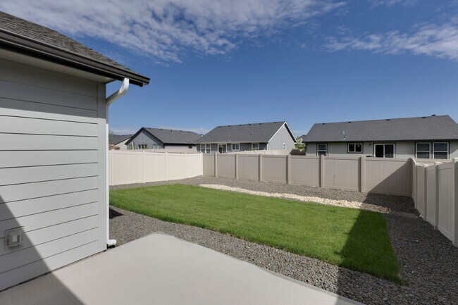 Building Photo - Adorable and affordable attached townhome for rent in Nampa! A must see!