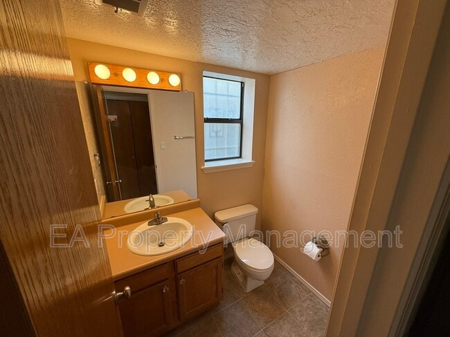 Building Photo - 2816 Enebro St NE