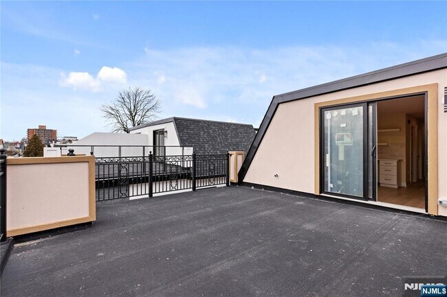 Building Photo - 45 Lincoln Ave