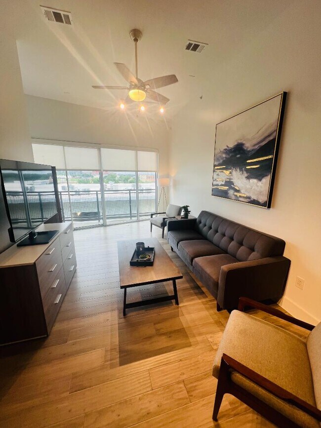 Primary Photo - 1100 Peters St