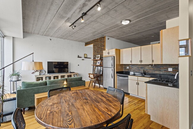 Building Photo - 630 N Franklin St