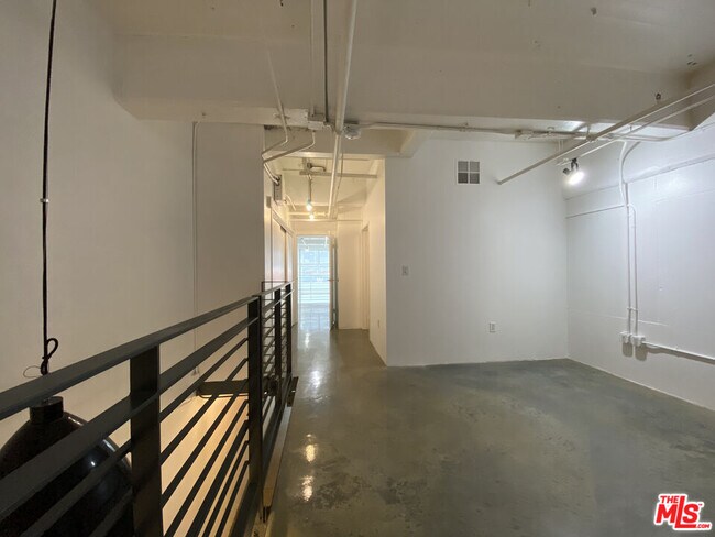 Building Photo - 1130 Flower St