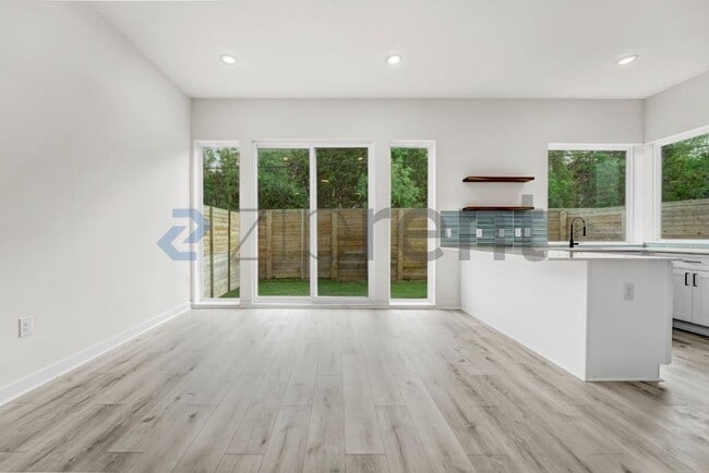 Building Photo - 2000 Riverside Farms Rd