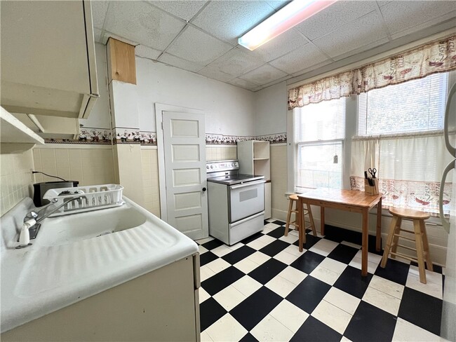 Building Photo - 49 Spruce St