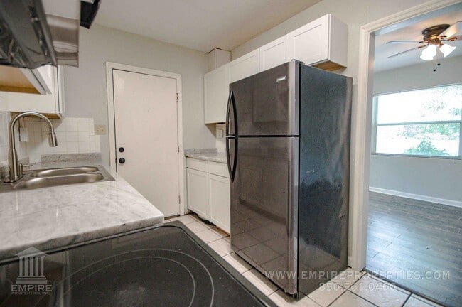 Building Photo - Ask about $500 move in special on this great Duplex Just South of Downtown