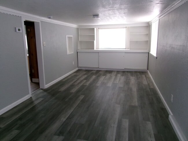 Building Photo - 2 Bedroom, 1-1/2 Bath