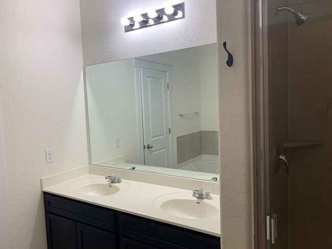 Building Photo - LOVELY ONE STORY HOME WITH EASY ACCESS TO ...