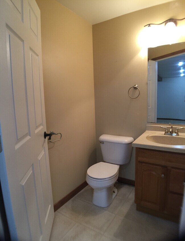 1/2 bath - 1402 Altamont St