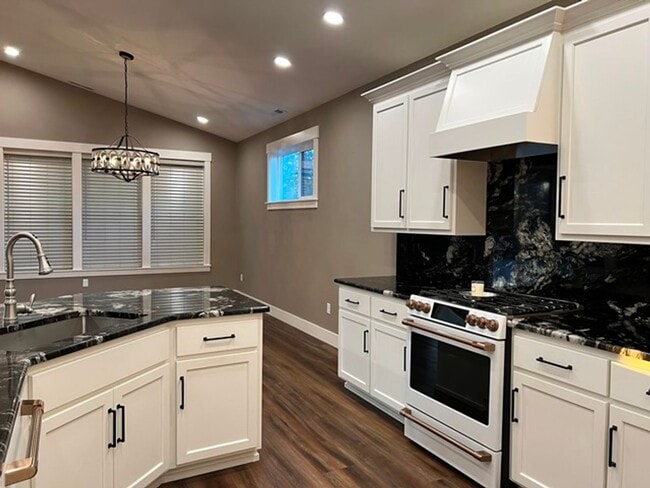 Building Photo - 3Bd/2Ba Single Story House - Available to ...