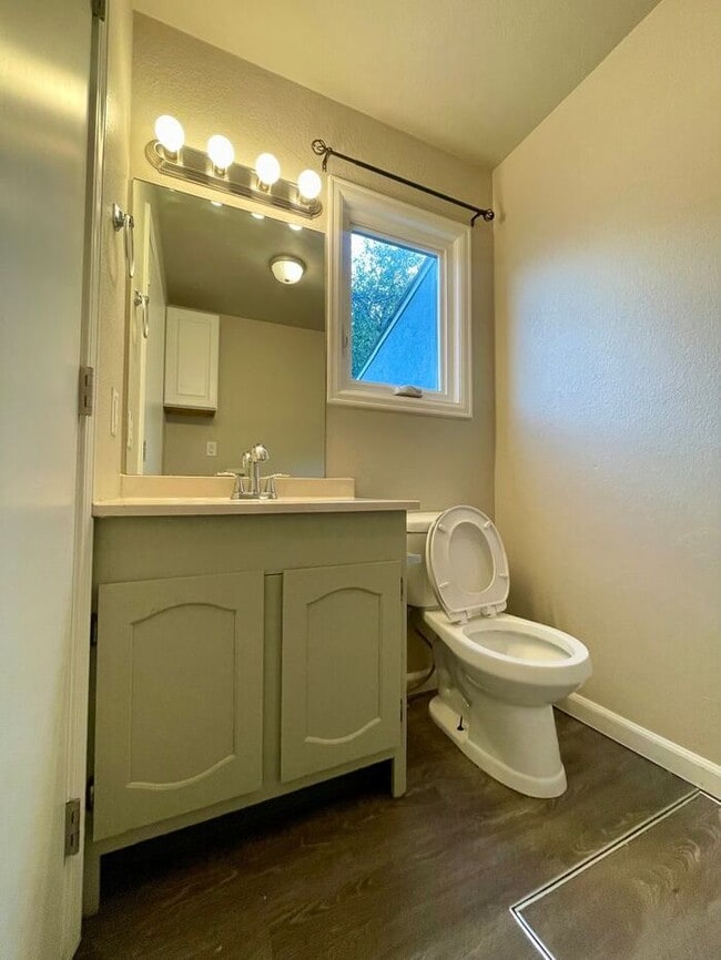 Building Photo - 3 Bed 2 Bath Townhouse, newly renovated!