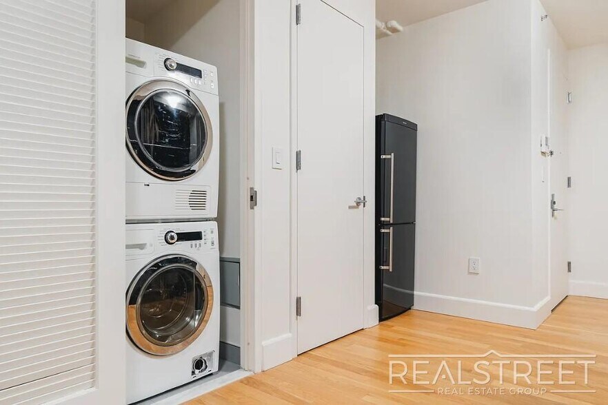 Building Photo - Stunning, Elegant, 2 Bedroom Right off Lorimer L train, Amazing Roof deck, Gym, Great Location!