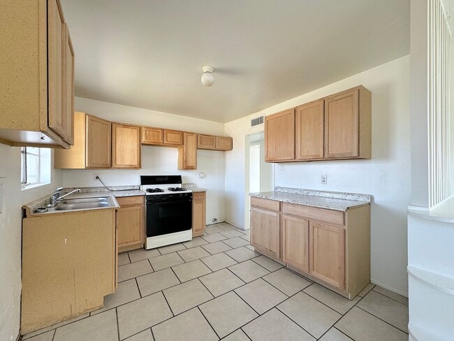 Building Photo - Northeast El Paso 3 Bed Refrig A/C