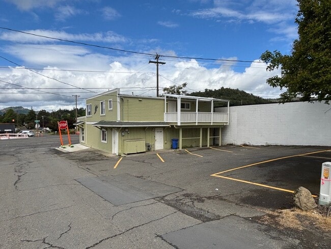 Building Photo - 133 N Main St