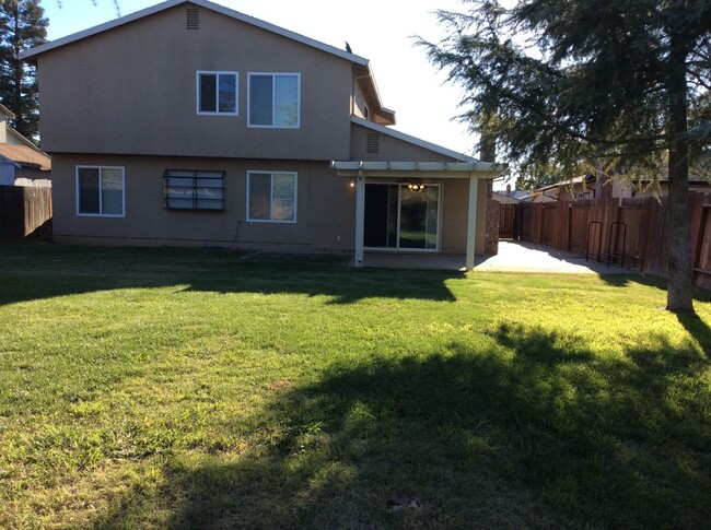 Building Photo - LARGE 5-bedroom 3 bath home in a great loc...