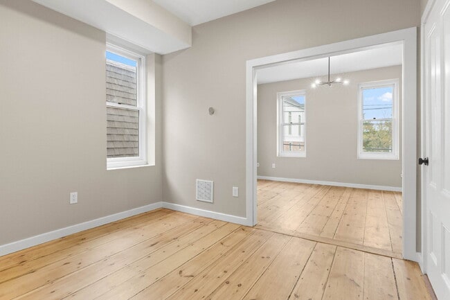 Building Photo - Tour 6/4/25 4-5pm Beautiful 1 Bedroom Apar...