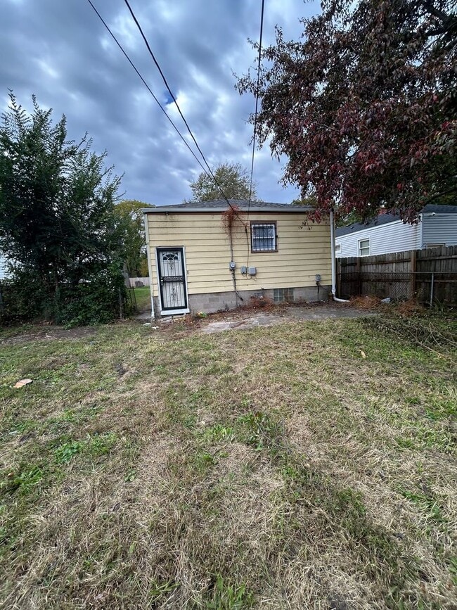 Building Photo - COZY 3 BEDROOM HOME WITH APPLIANCES