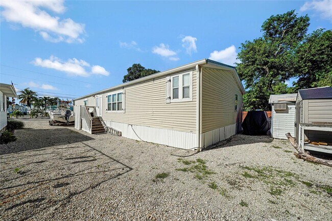 Building Photo - 945 Plantation Rd