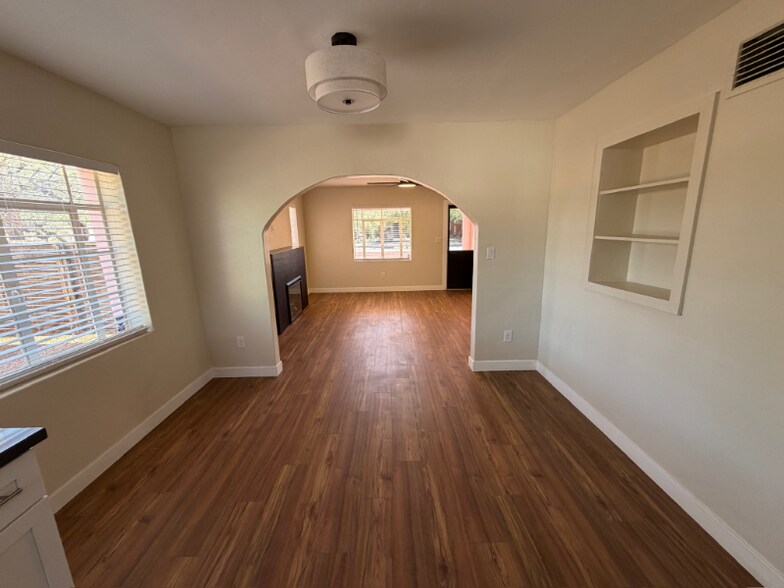 Building Photo - 1827 E Linden St