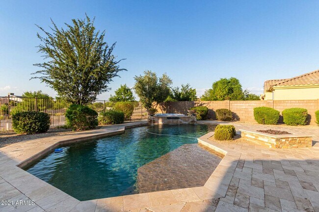 Building Photo - Eagle Glen Cul-de-sac Beauty