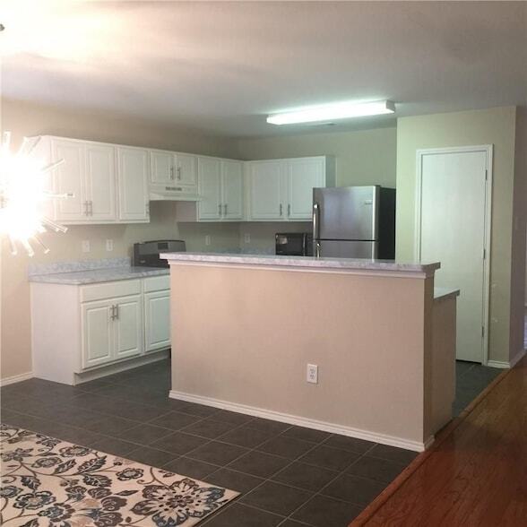 Building Photo - 9205 Lenox Dr