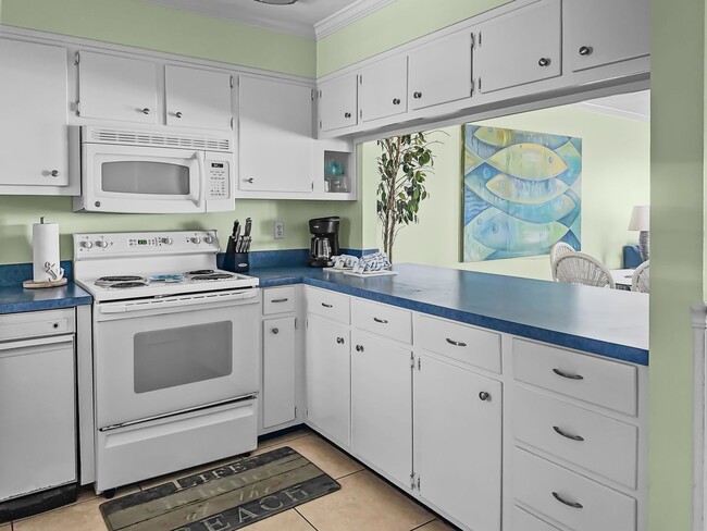 Building Photo - Amazing 3-Bed Condo with HUGE porch on the beach