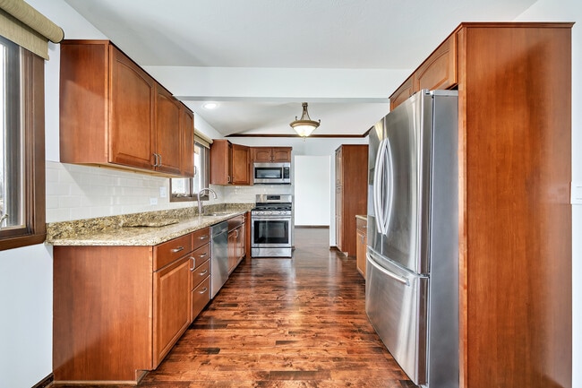 Building Photo - 887 Braintree Ln