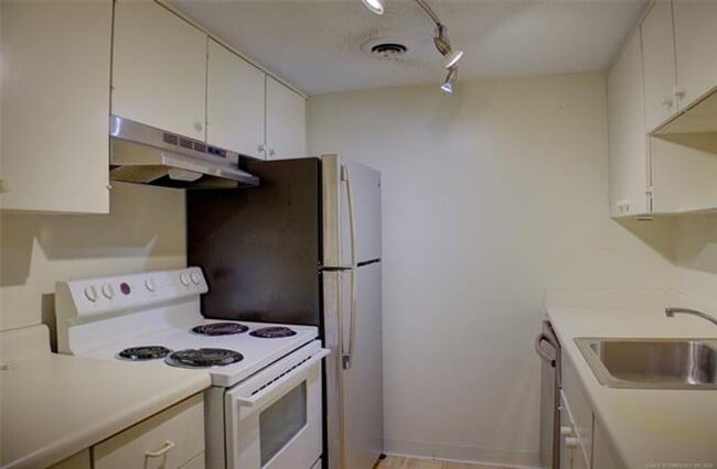 Building Photo - Adorable 2 bed 2 bath in historic Liberty Tower