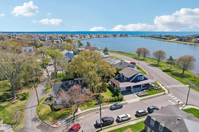 Building Photo - 1850 Fernwood Rd