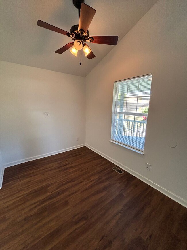 Building Photo - Freshly Renovated Cottage!