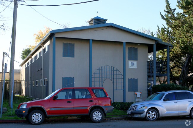 Primary Photo - Colonial Apartments