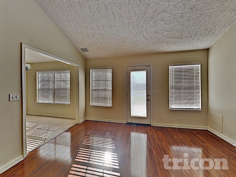 Building Photo - 3013 Weybridge Dr