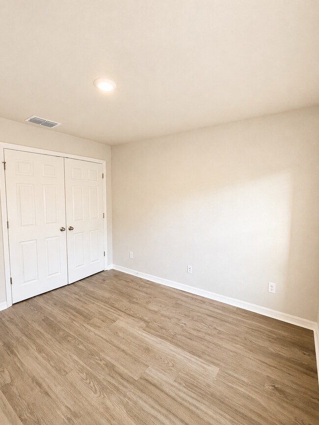 Building Photo - Modern Duplex Available Now