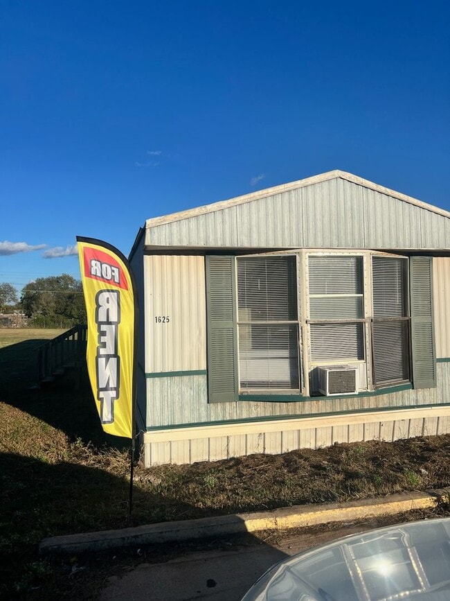 Building Photo - 1625 S 5th St