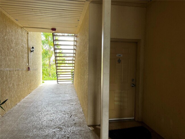 Building Photo - 1245 SW 46th Ave