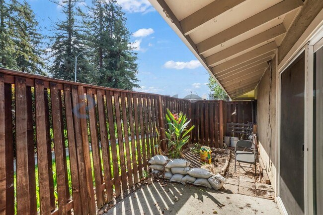 Building Photo - 2095 Olivera Rd