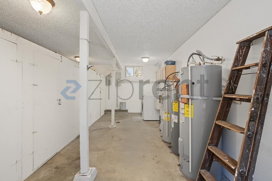 Building Photo - Unit 5