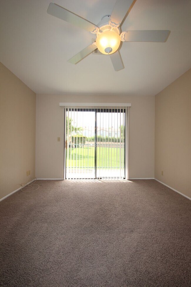 Building Photo - Lovely 2 Bed 2 Bath Downstairs Condo in Gr...