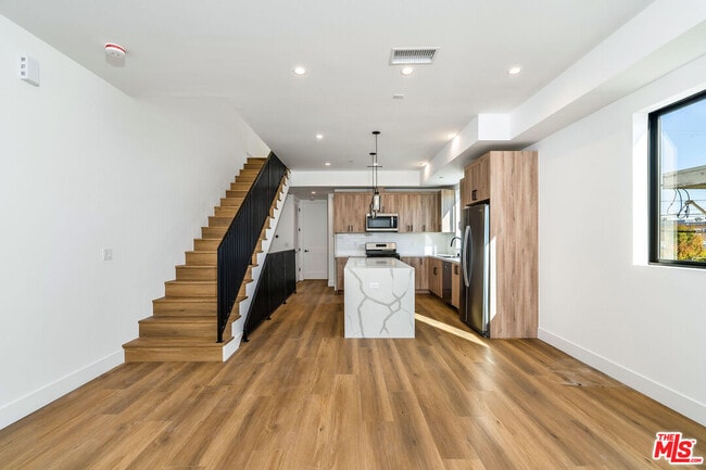 Building Photo - 2204 1/2 Carmona Ave