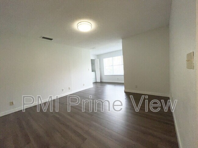 Building Photo - 3410 Pinewalk Dr N