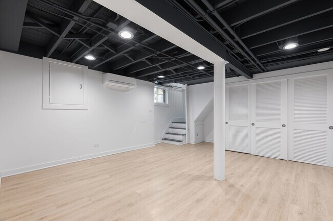 Building Photo - 331 Granby Rd