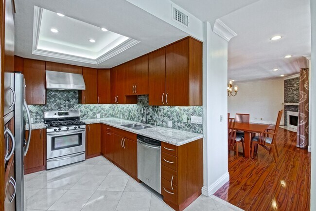 Building Photo - NICELY REMODELED, 2BR2.5BA, 1700 SQ FT CON...