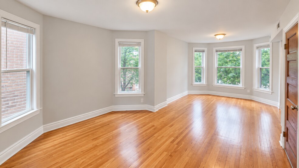 Building Photo - 2833 N Albany Ave