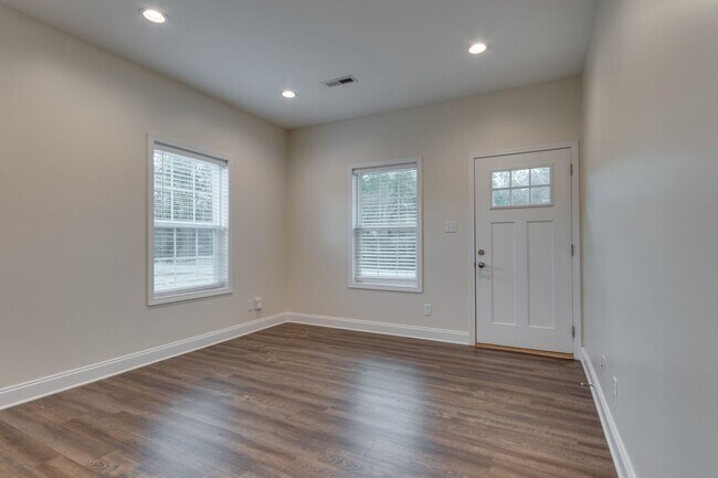 Building Photo - 2 Bedroom 1 car garage