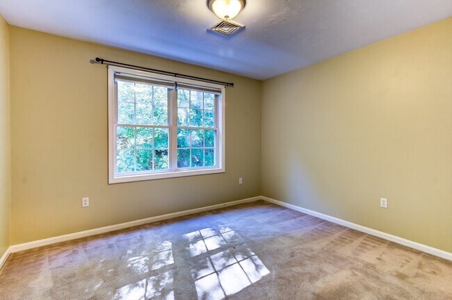 Building Photo - 28 Ptarmigan Dr
