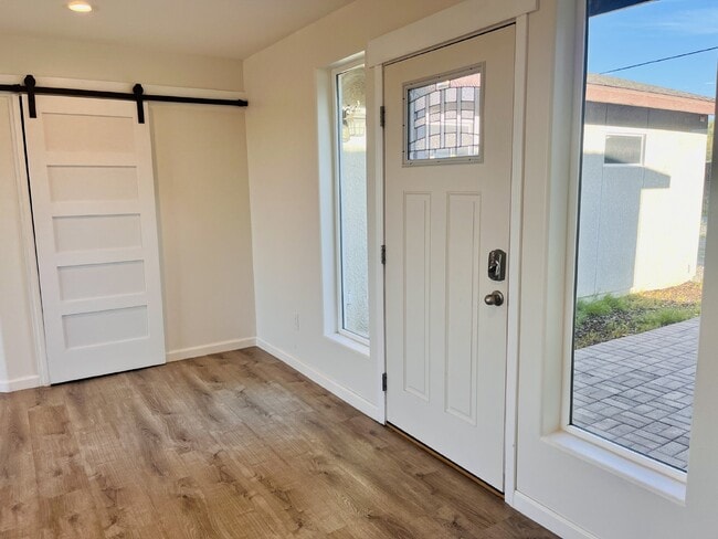Building Photo - Gorgeous 3 bd, 2.5 ba on 1 acre