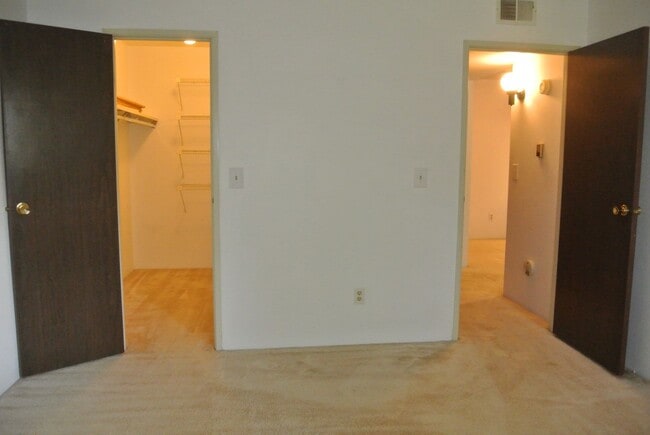 Building Photo - 1 Bedroom 1 Bath in Woodside Village