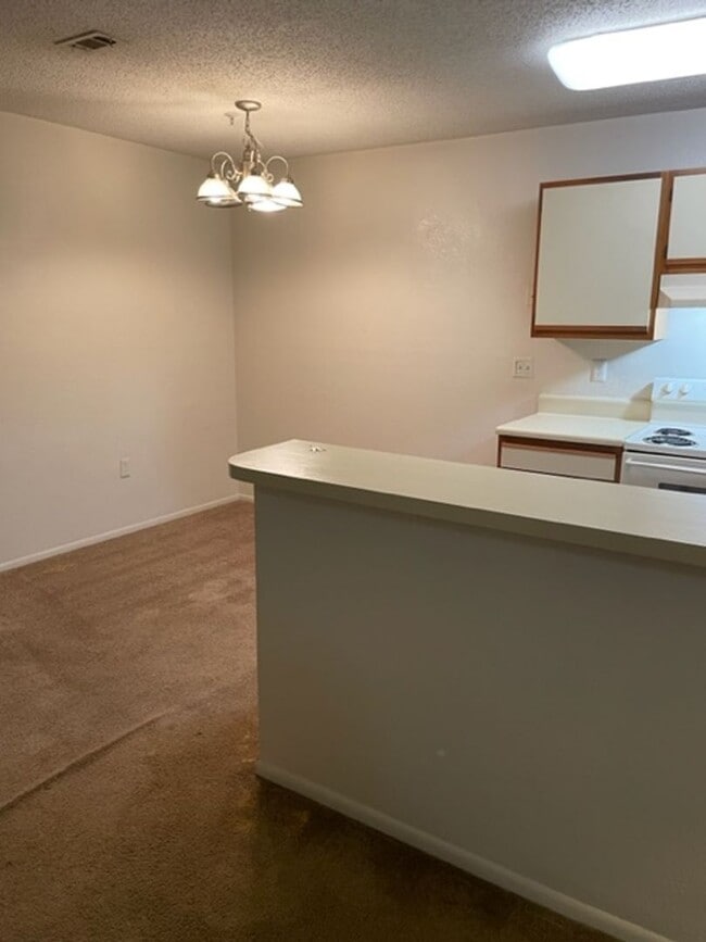 Building Photo - Landing - 635-304