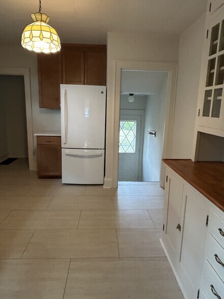 Building Photo - 9477 Highland Ave