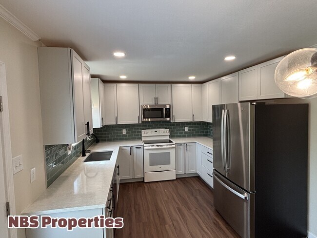 Building Photo - 7404 Foxglove Ln