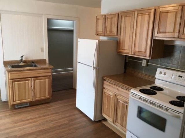 Kitchen unit 204 1/2 - 204 E 4th St